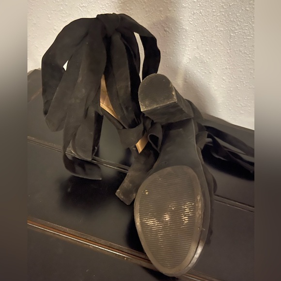 Lulu’s Heels - Picture 3 of 3